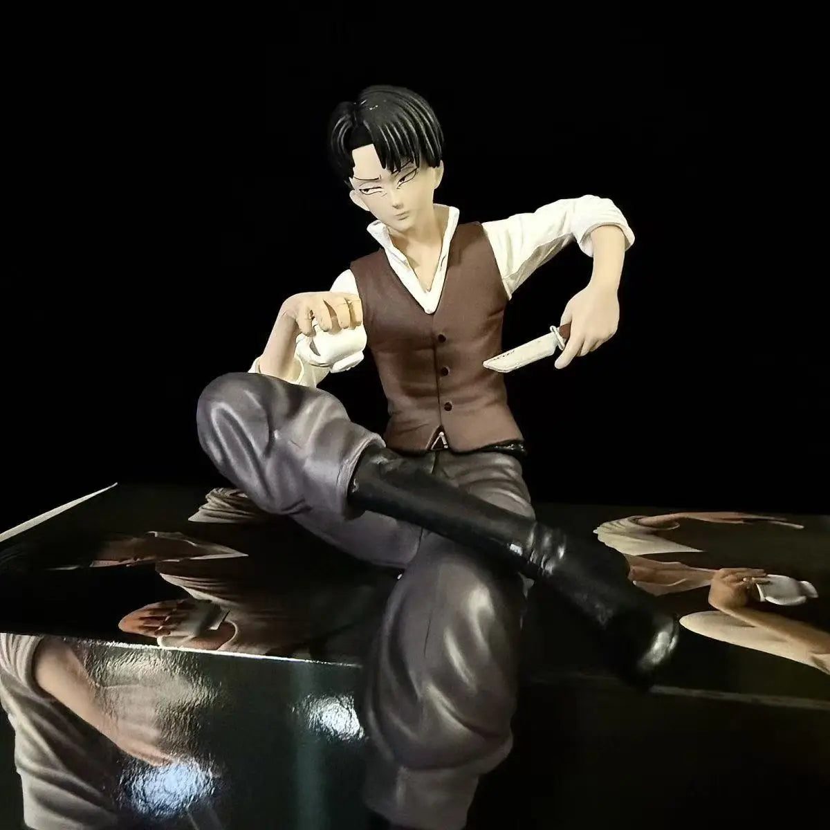 19cm Anime Attack on Titan Figures Levi Ackerman Figure Sitting Posture Model Toys Pre-sell Statue GK Figurine Ornament Gifts